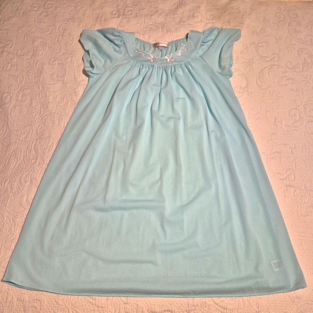 Miss Elaine women's size Medium sea foam nightgown petal embroidery EUC